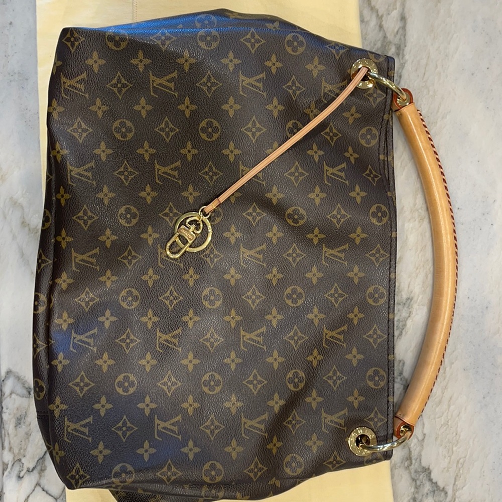 Louie Vuitton Artsy MM  $1,550.00 Mint condition. Hardly ever used the bag